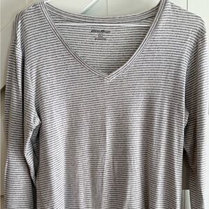 Eddie Bauer Women’s Gray/White Striped V-Neck Long Sleeved Tee Large